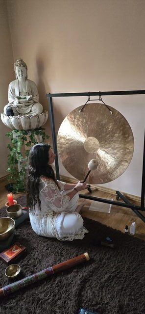 Jesica Tania Ruda frente a gong y buddha — práctica Ananda Shakti