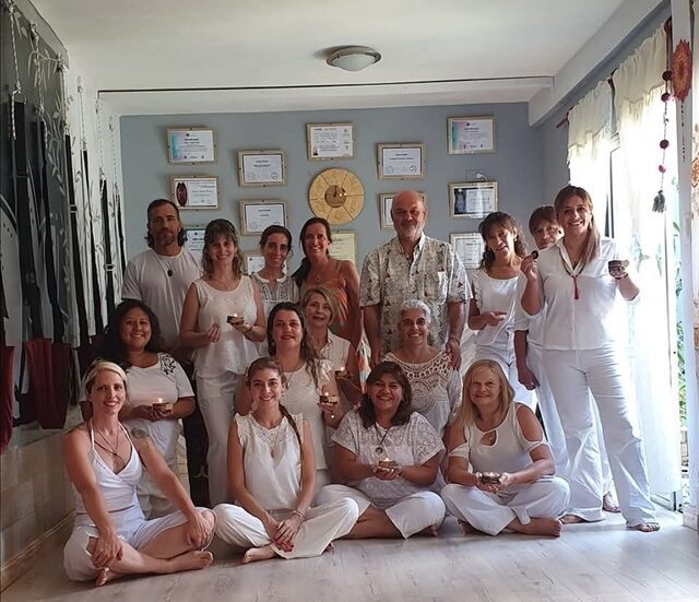 Grupo vestido de blanco en encuentro Atma Siddhi