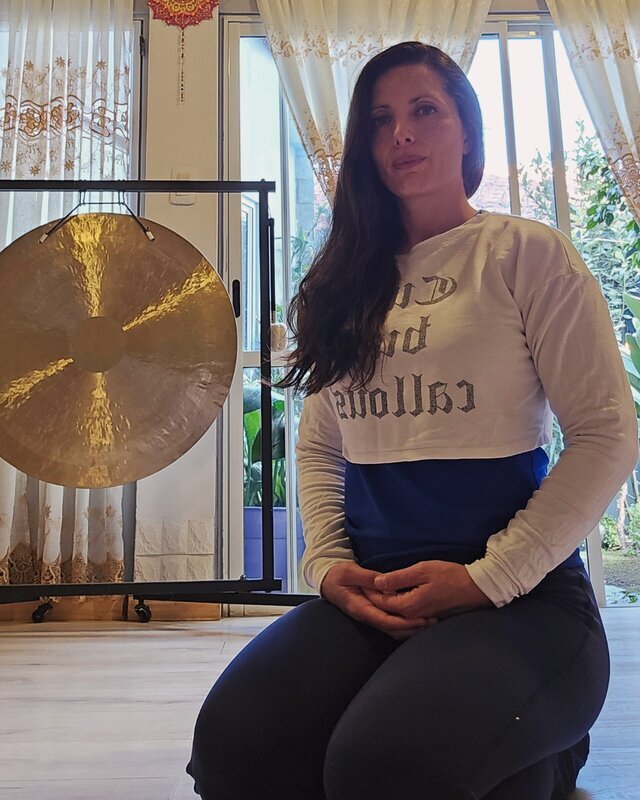 Jesica Tania Ruda con su gong — Ananda Shakti Path