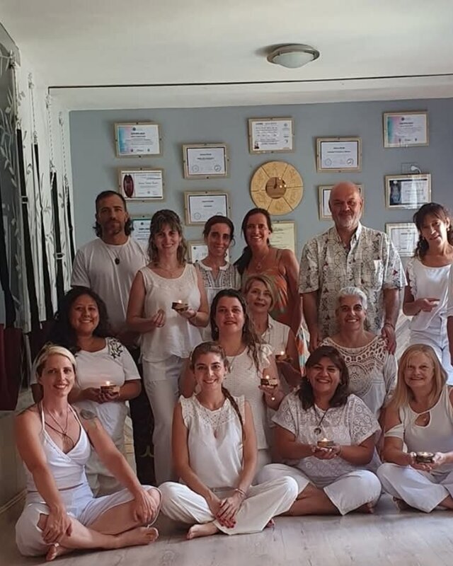 Grupo vestido de blanco con velas en encuentro Atma Siddhi